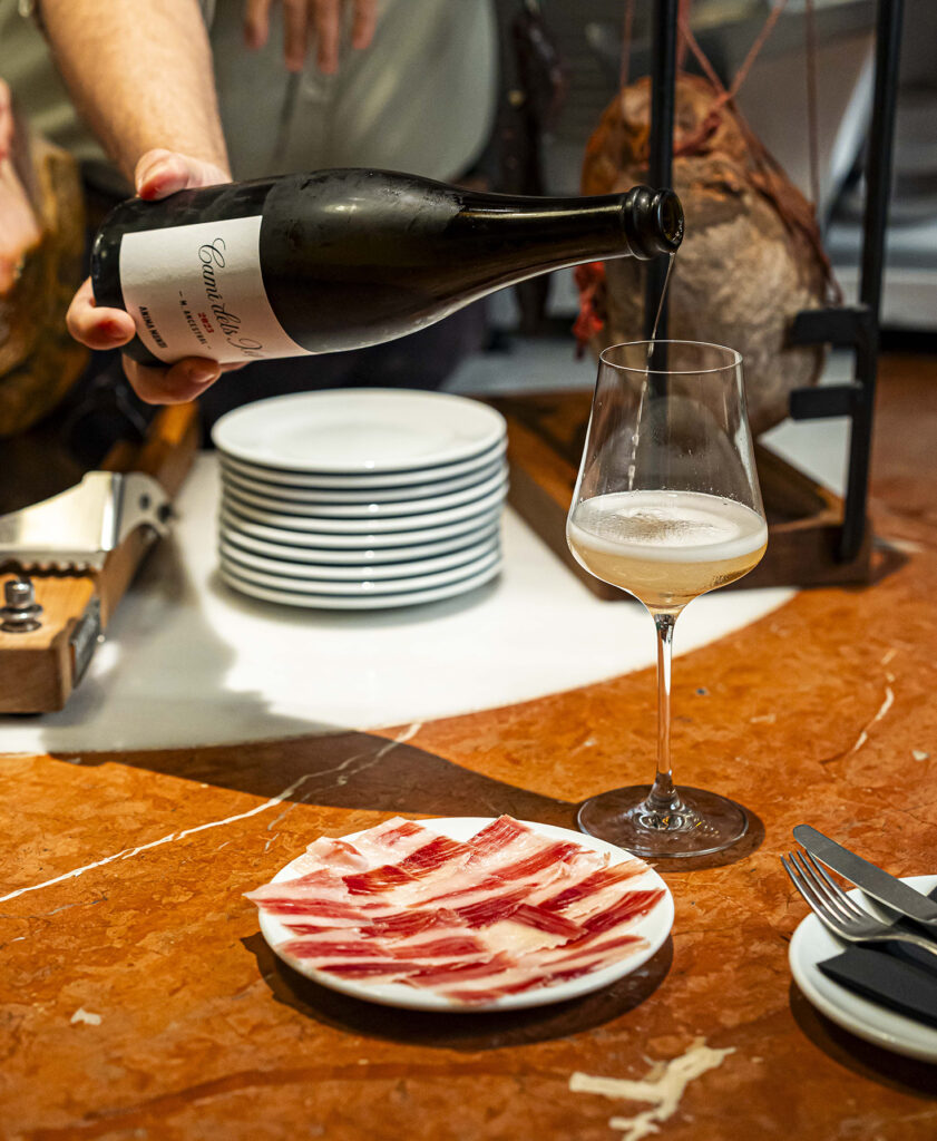 Tapas y vino natural en Bodega Solera, Carrer de Còrsega 339, Barcelona