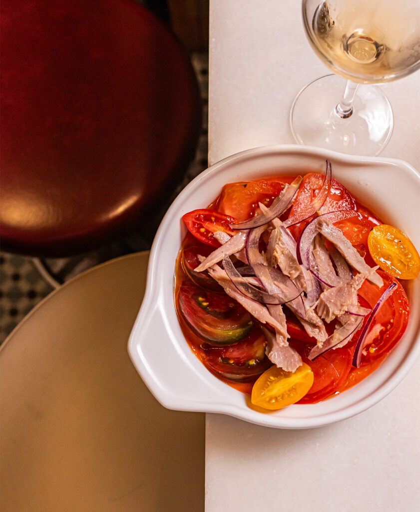 Ensalada de tomate y atún, tapa de temporada de Bodega Solera, Barcelona