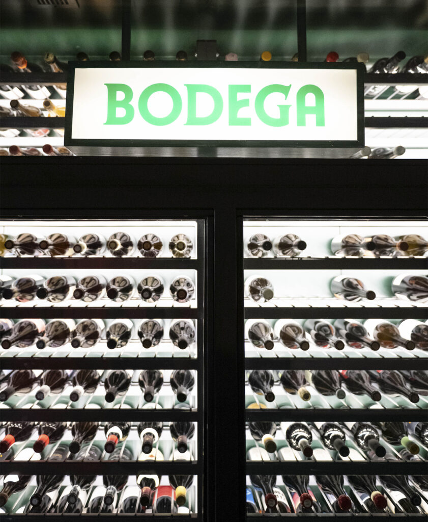 Botellas de vino natural en las estanterías de Bodega Solera, vinoteca en Gràcia