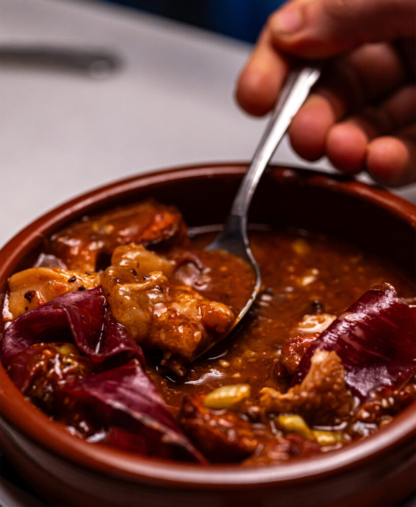 Callos con cecina, plato de cuchara de la cocina de Bodega Solera en Gràcia
