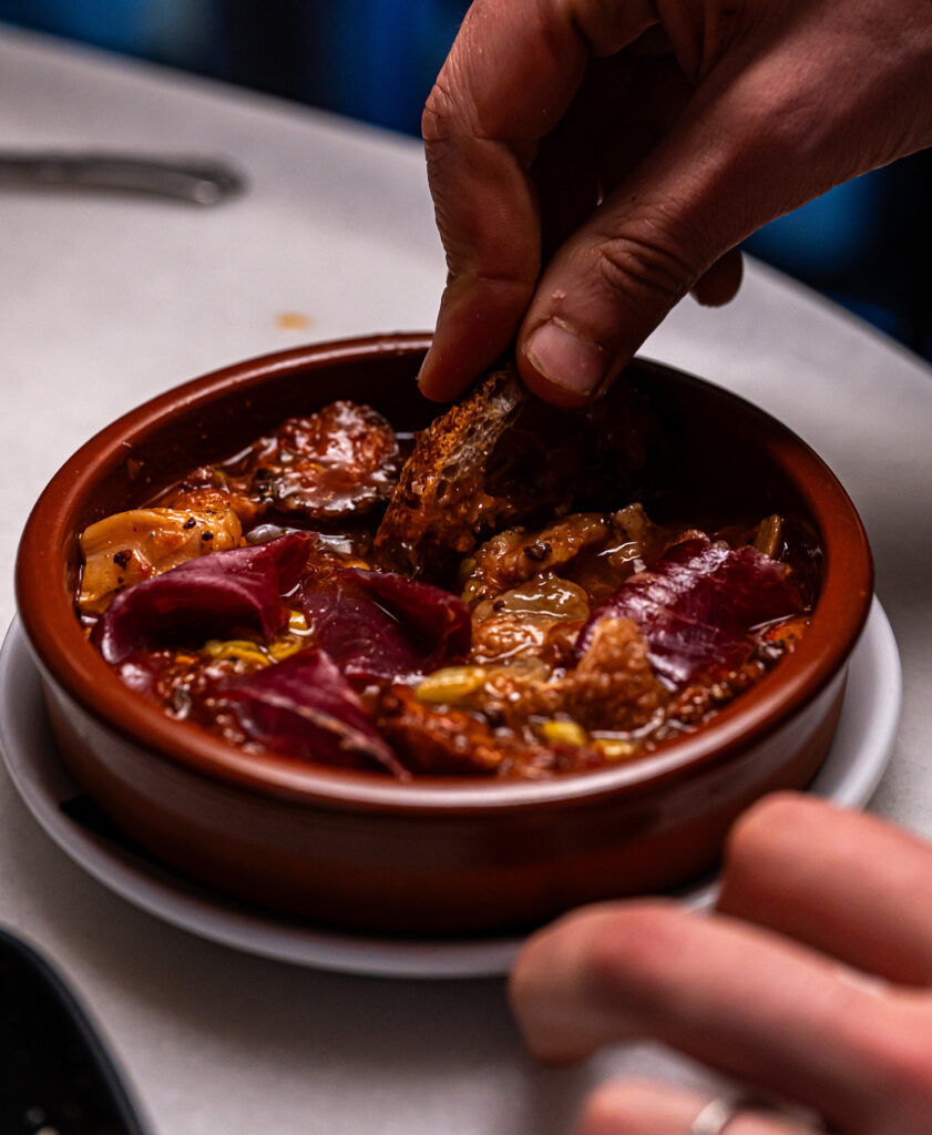 Callos con cecina, plato de cuchara de la cocina de Bodega Solera en Gràcia