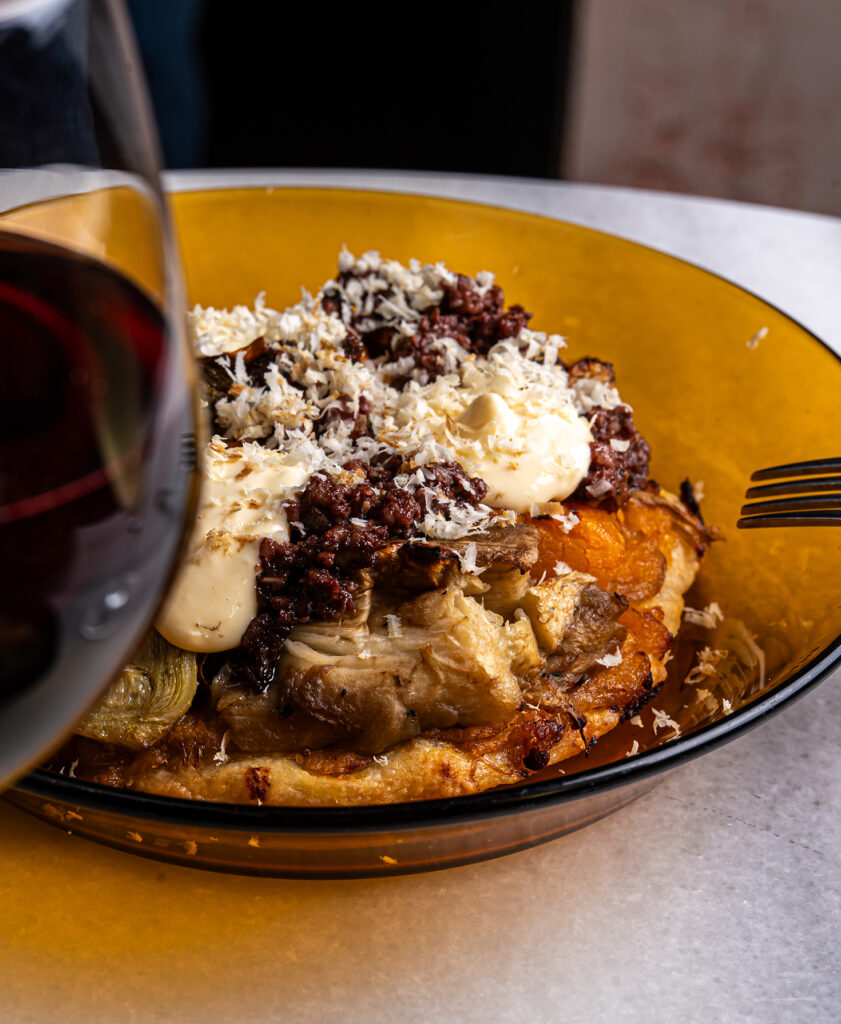 Coca de verduras y butifarra negra, cocina catalana en Bodega Solera