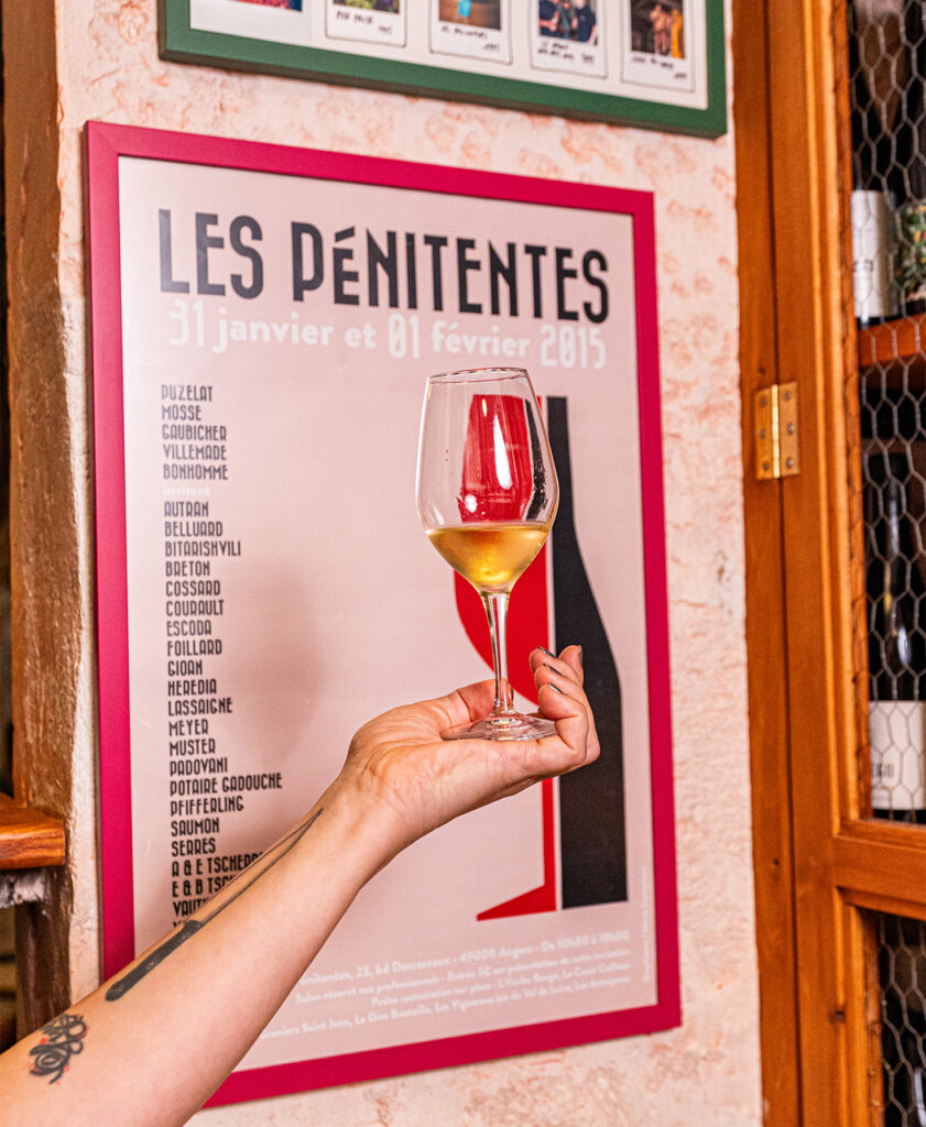 Copa de fino en la barra de Bodega Solera, bar de vinos en Gràcia, Barcelona