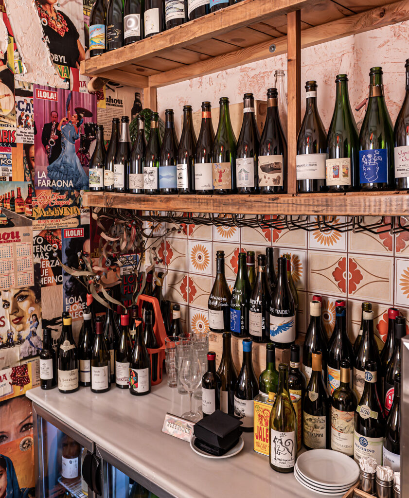 Interior de Bodega Solera, bar de vinos naturales en el barrio de Gràcia, Barcelona