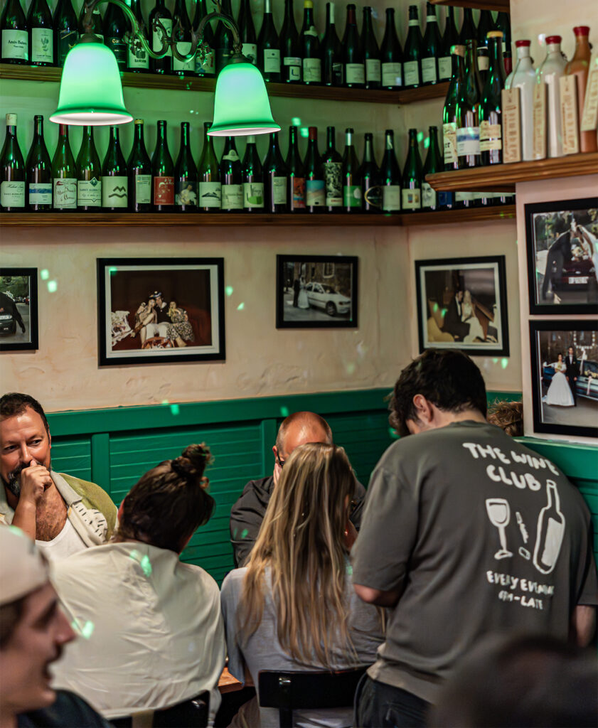 Interior de Bodega Solera, bodega tradicional en el barrio de Gràcia, Barcelona