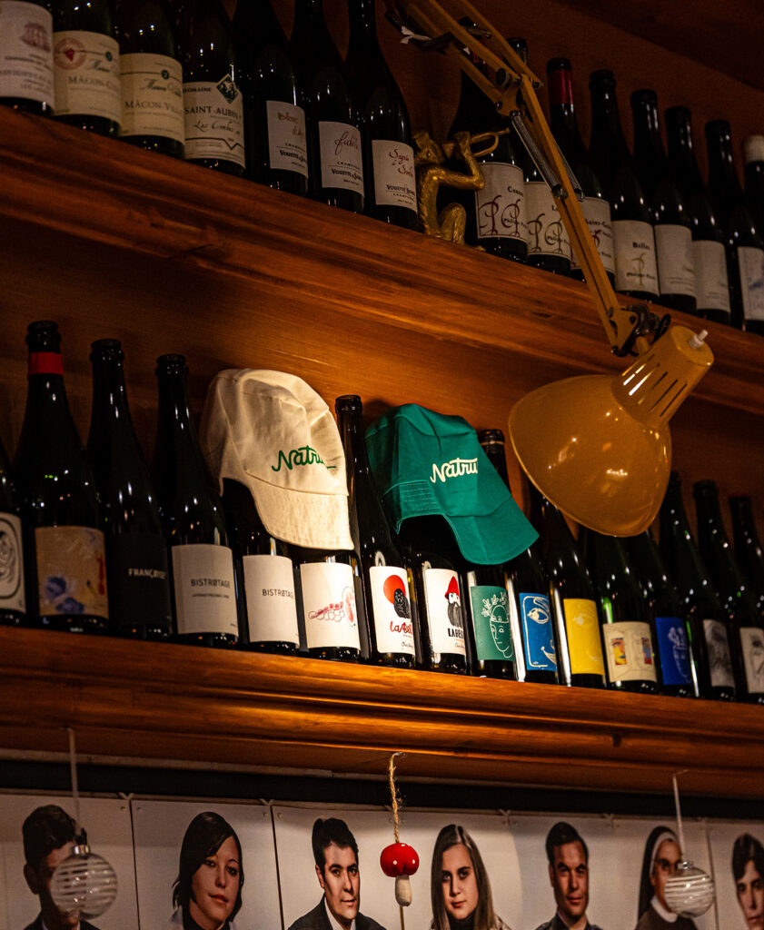 Ambiente de Bodega Solera, bar de vinos naturales en Gràcia, Barcelona