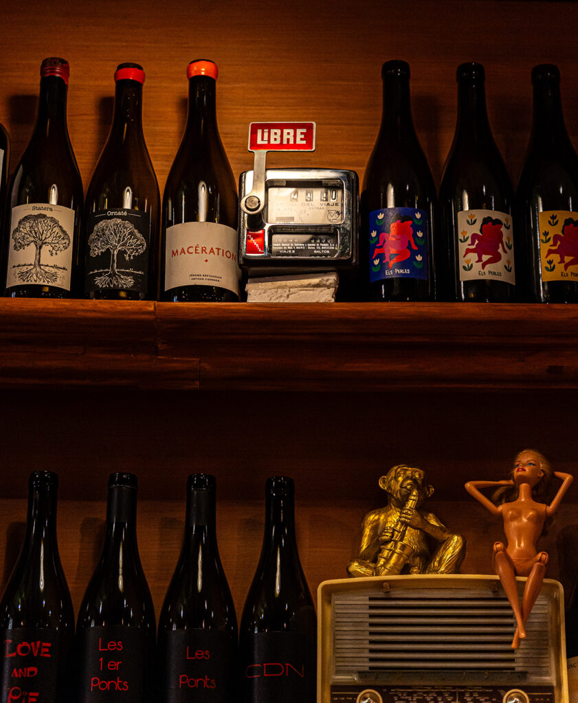 Detalle de la barra de Bodega Solera, bar de vinos naturales en Barcelona
