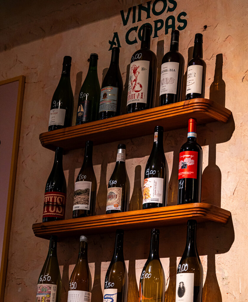 Bodega Solera, vinoteca y bar de tapas en el barrio de Gràcia, Barcelona