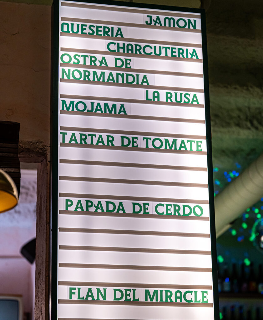 Ambiente de Bodega Solera, bar de vinos naturales en Gràcia, Barcelona