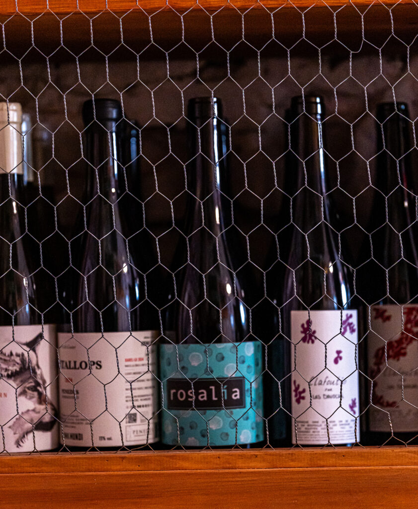 Detalle de la barra de Bodega Solera, bar de vinos naturales en Barcelona