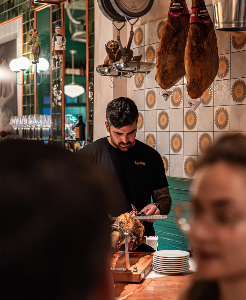 Ambiente de Bodega Solera, bar de vinos naturales en Gràcia, Barcelona