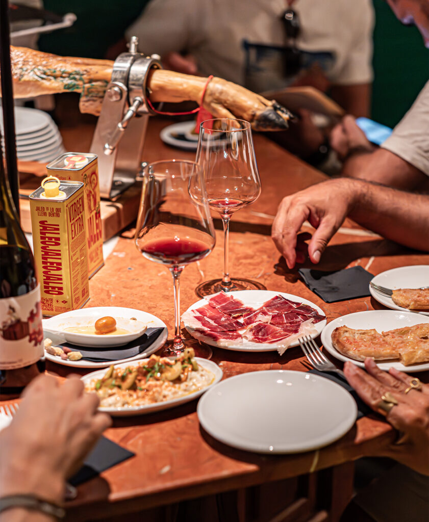 Ambiente de Bodega Solera, bar de vinos naturales en Gràcia, Barcelona