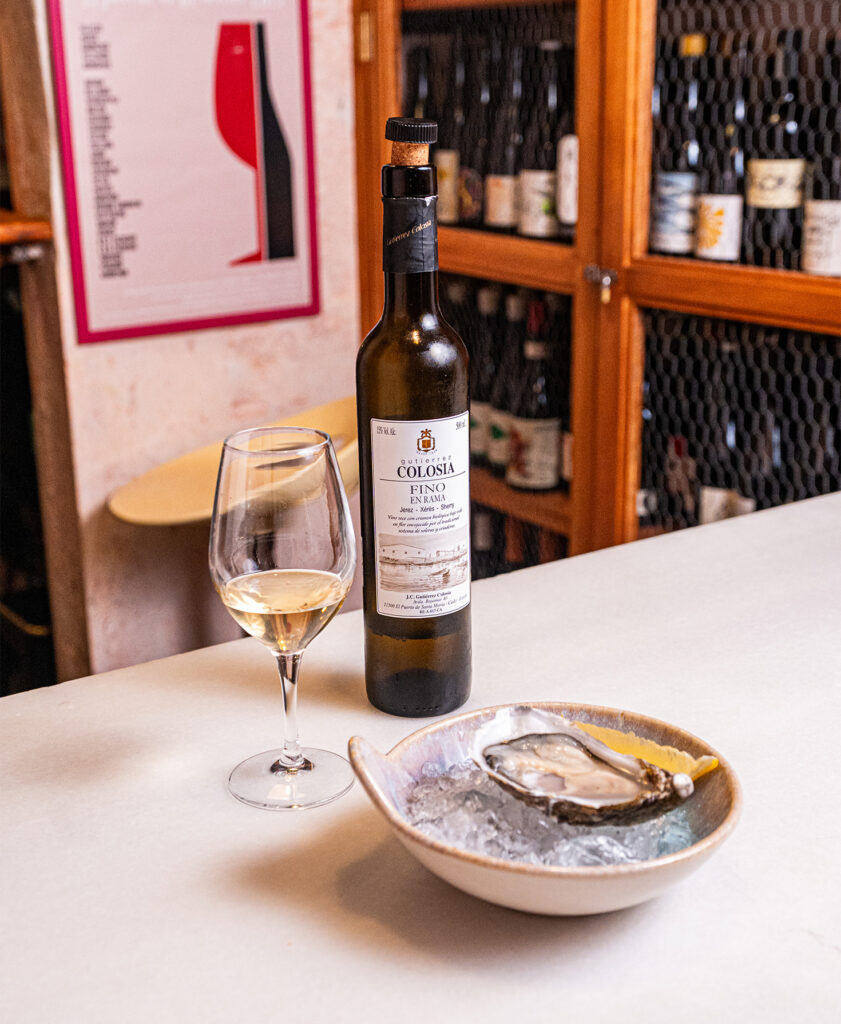 Ostra con fino, tapa de Bodega Solera en Gràcia, Barcelona