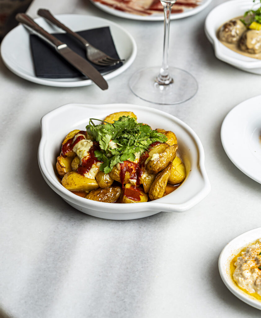 Patatas bravas con salsa de ñora y mayonesa de encurtidos, tapa de Bodega Solera en Barcelona