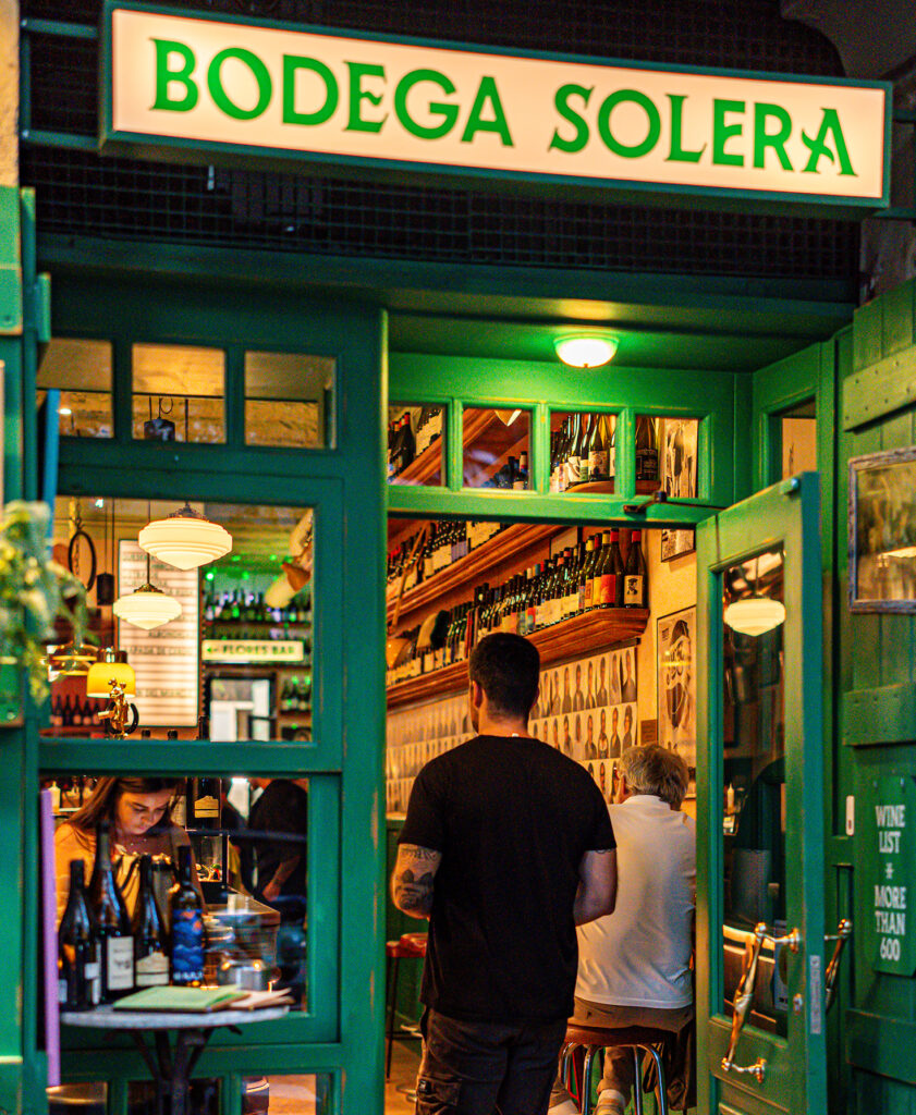 Fachada de Bodega Solera en Carrer de Còrsega 339, barrio de Gràcia, Barcelona