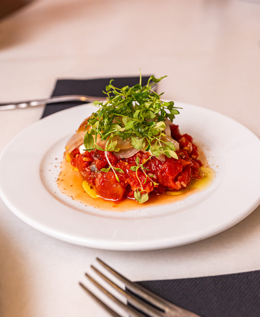 Tartar de tomate, tapa de temporada de Bodega Solera en Gràcia, Barcelona