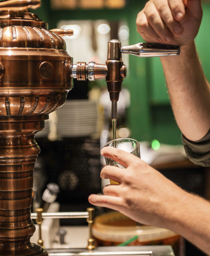 Vermut servido en la barra de Bodega Solera, bar de vinos y tapas en Gràcia