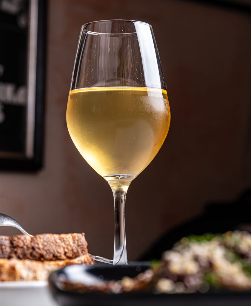 Vino natural servido por copas en Bodega Solera, Barcelona